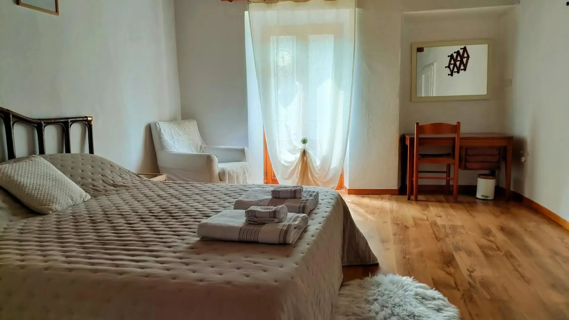 Homestay Affascinante Mansarda Nel Cuore Di Brunate